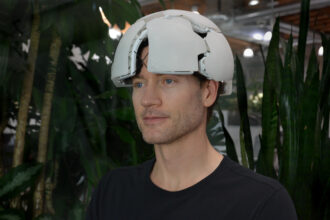 Bryan Johnson trägt den weißen Kernel-Flow-Helm zur Messung der Gehirnaktivität