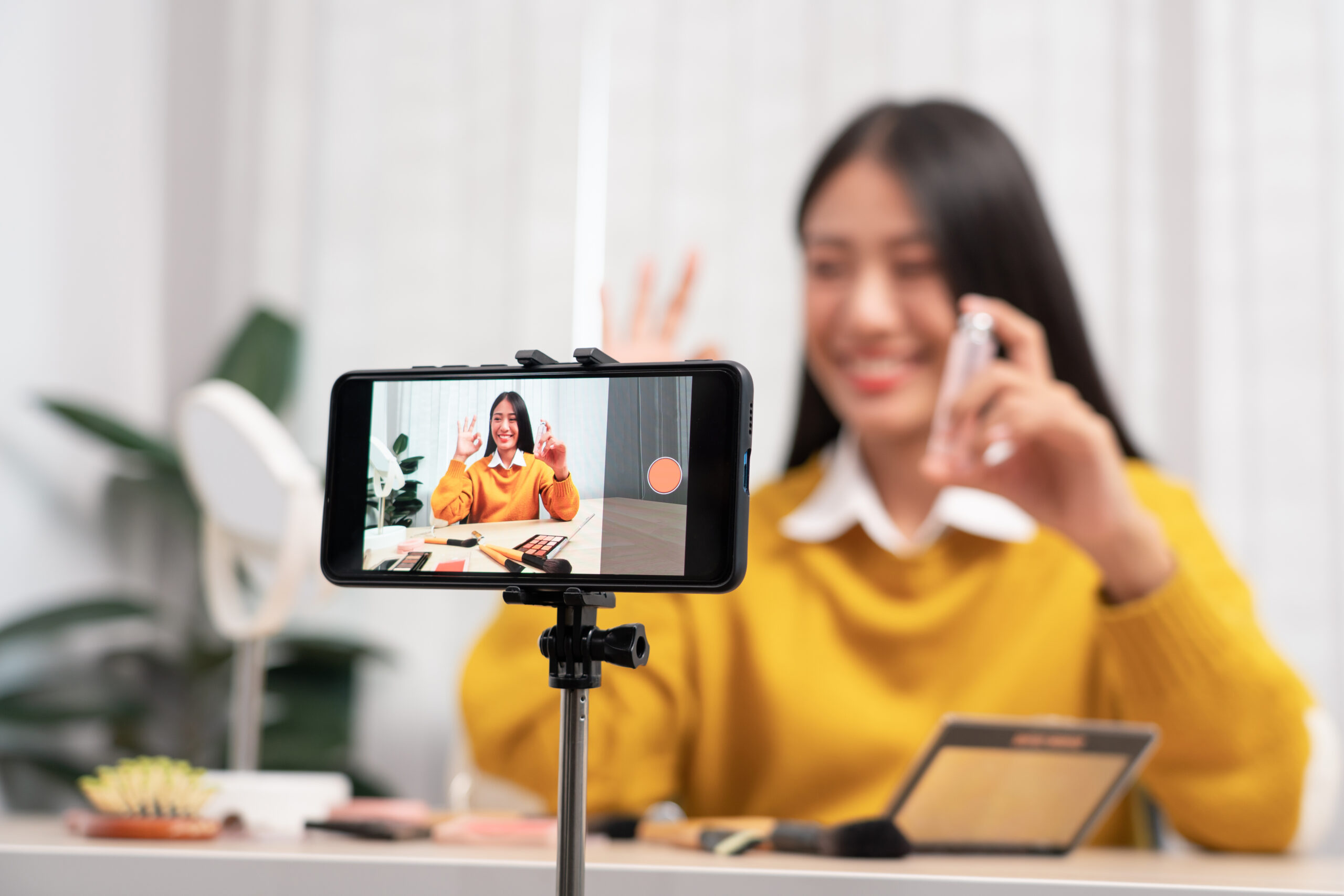 Frau nimmt ein Video mit dem Smartphone für Social Media auf