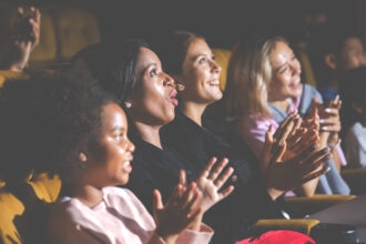 Menschen schauen einen Film im Kino mit Popcorn und Getränken