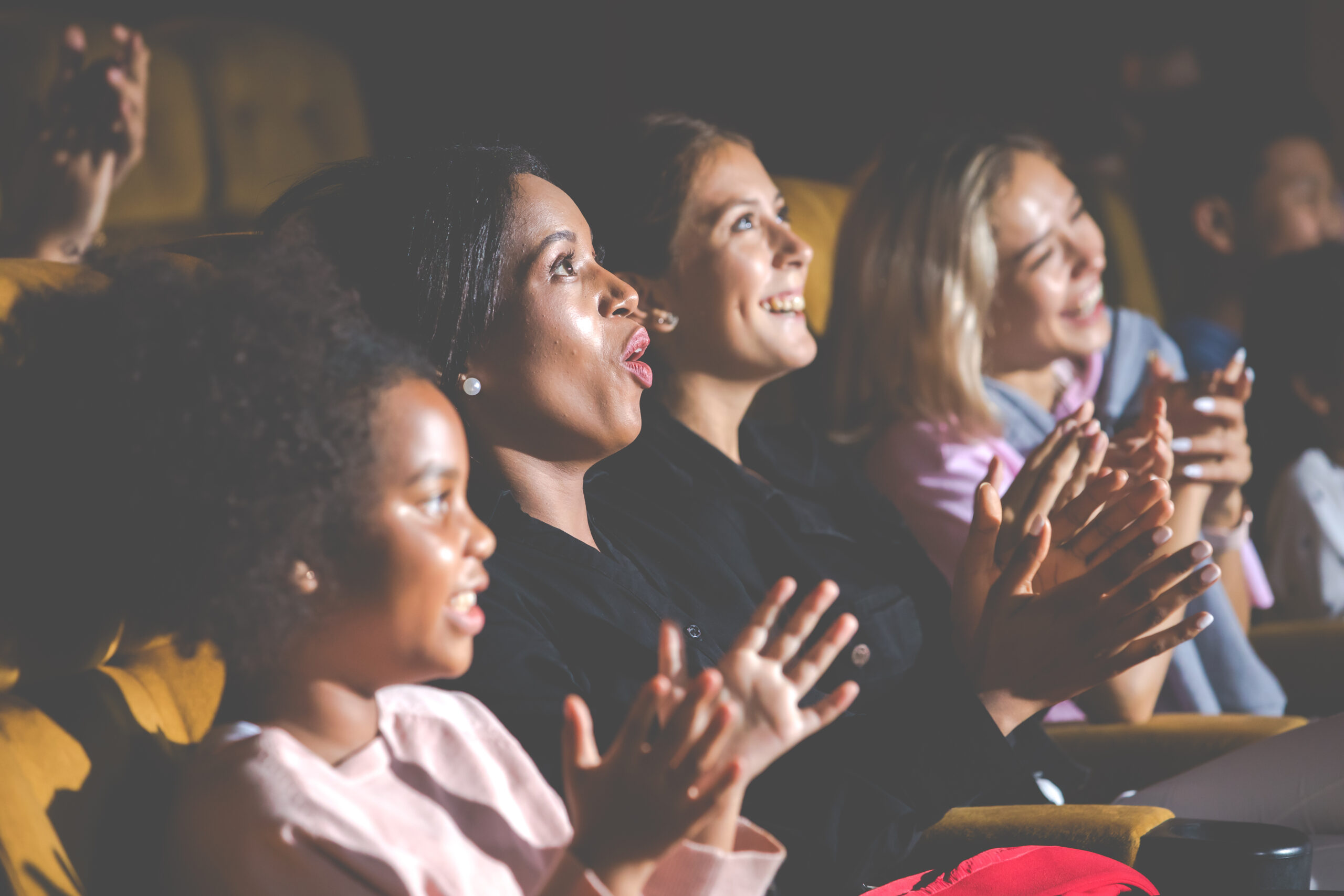 Menschen schauen einen Film im Kino mit Popcorn und Getränken