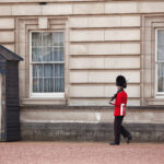 Wache vor dem Buckingham Palace in London
