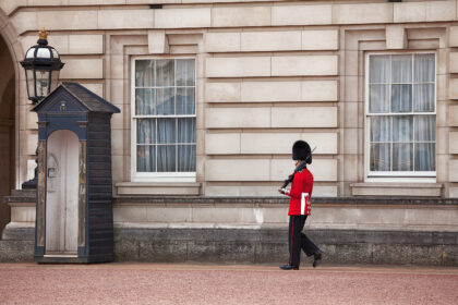 Wache vor dem Buckingham Palace in London
