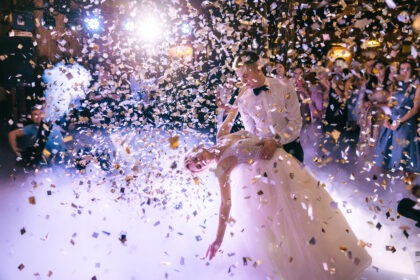 Brautpaar tanzt im Konfettiregen bei einer glamourösen Hochzeit