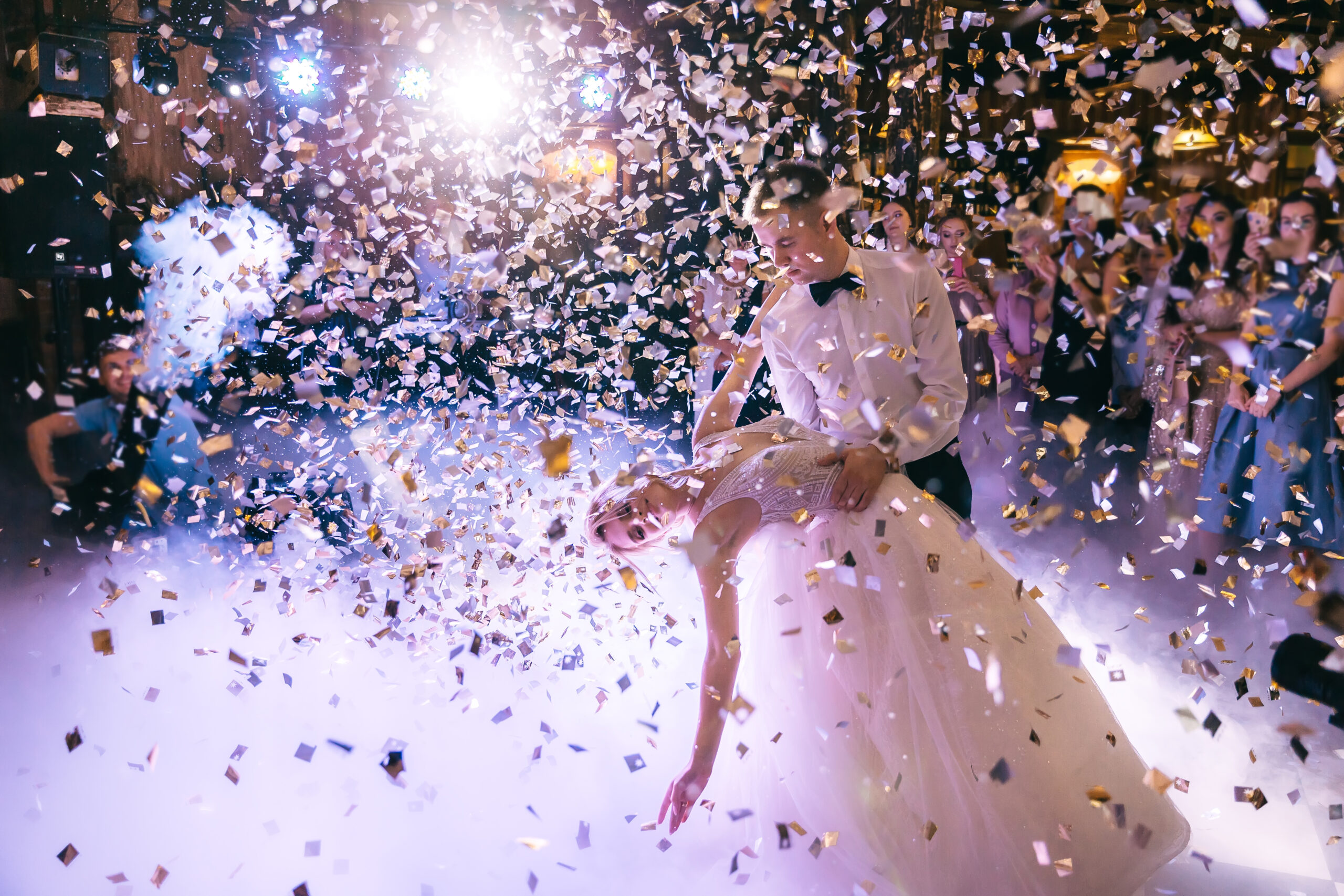 Brautpaar tanzt im Konfettiregen bei einer glamourösen Hochzeit