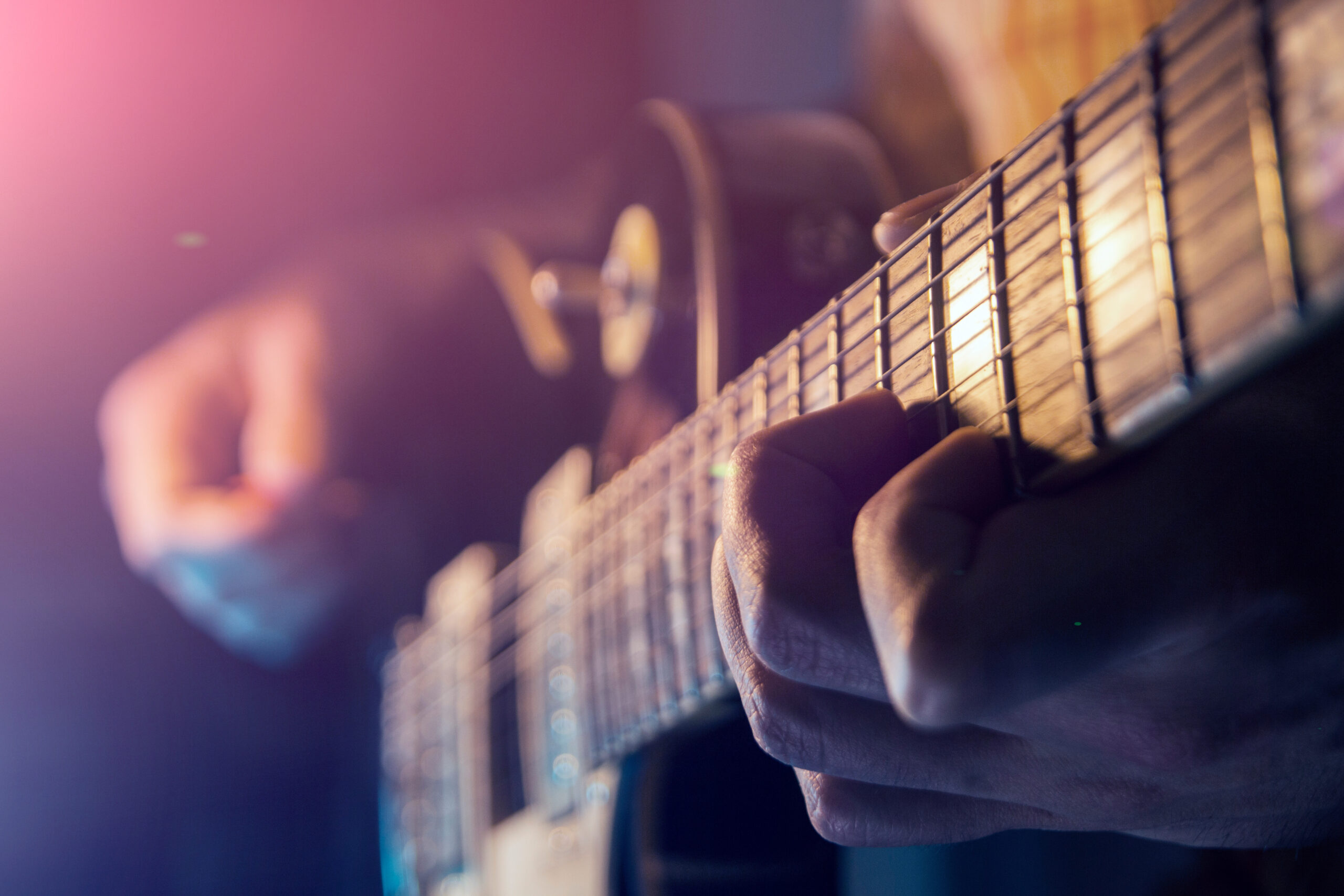 Musiker spielt E-Gitarre bei einem Rockkonzert auf der Bühne