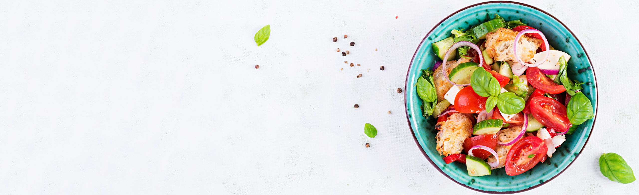 Frischer mediterraner Salat mit Tomaten, Mozzarella und Basilikum