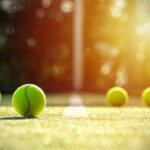 Tennisbälle auf einem sonnigen Rasenplatz wie in Wimbledon