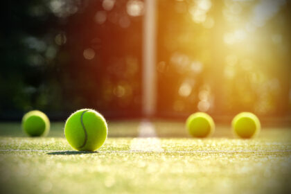 Tennisbälle auf einem sonnigen Rasenplatz wie in Wimbledon